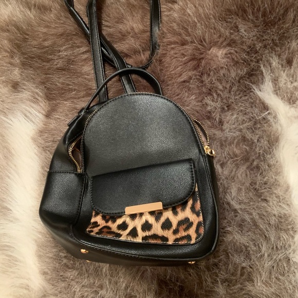 Handbags - *** 3/$25*** Leopard faux leather zip bag